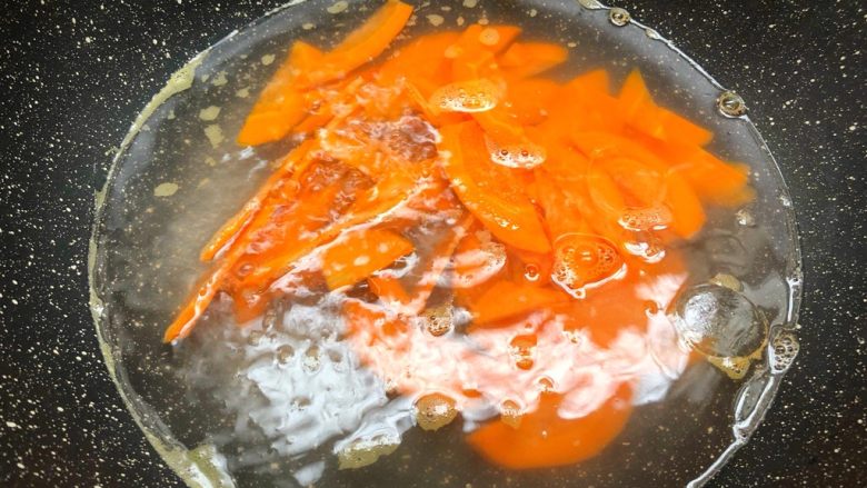木耳炒鸡蛋,锅里放入适量水烧开，放入胡萝卜焯30秒，焯好沥水待用