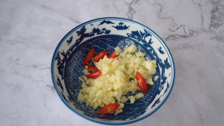 蒜蓉烤金针菇,把蒜末和辣椒放入碗中，喜欢吃辣的话可以再加入小米椒，
