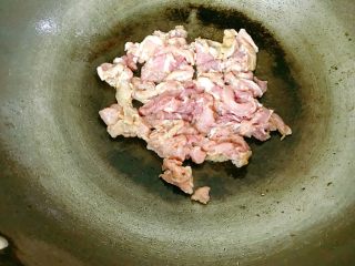青椒炒肉片,放入猪肉炒变色。