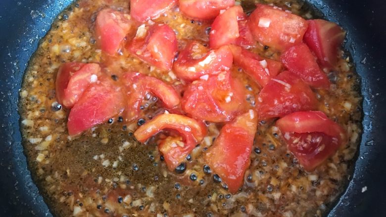蒜蓉茄汁西红柿烧油豆腐,给点耐心，让西红柿煸炒出沙