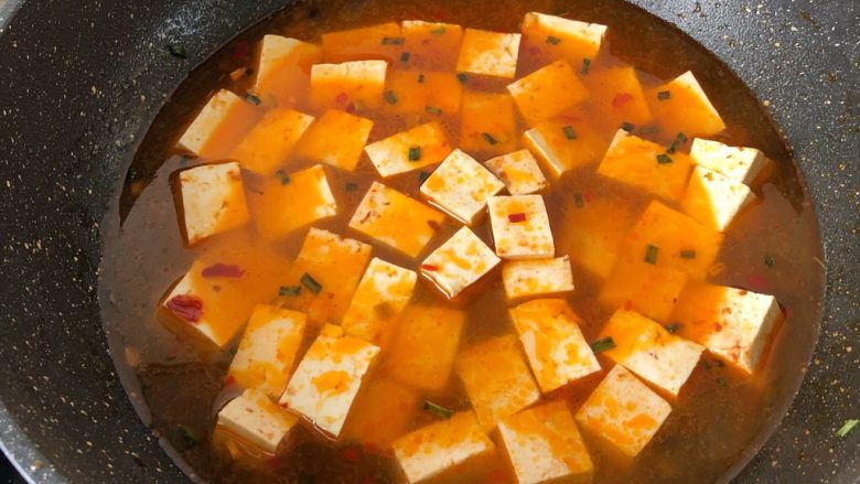 家常豆腐,加适量清水加盖煮5-8分钟左右