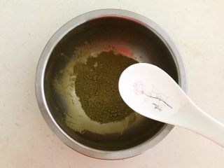 茶香戚风蛋糕,在抹茶粉里加入10克开水