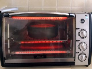茶香戚风蛋糕,烤箱150W预热5分钟，放入烤盘，上下火150W，烤制60分钟