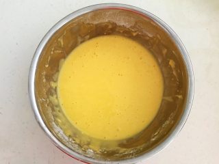茶香戚风蛋糕,用之子搅拌方法调匀至见不到干面粉，充分与蛋黄液融合