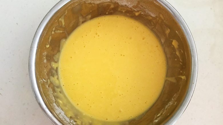 茶香戚风蛋糕,用之子搅拌方法调匀至见不到干面粉，充分与蛋黄液融合