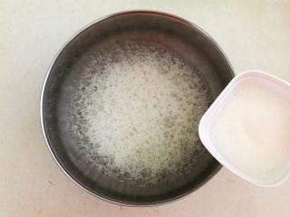 茶香戚风蛋糕,蛋清打发至大泡的时候加入10克白砂糖
