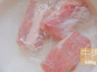 牛肉冰碗冷面「厨娘物语」,接下来做牛肉底汤，锅内倒入1L清水，放入500g牛肉大火焯水。