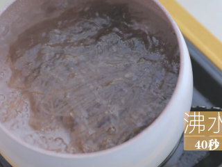 牛肉冰碗冷面「厨娘物语」,150g荞麦面拨松，放入沸水中煮40秒左右捞出，冲洗冷水至表面没有黏滑感，放入冰饮用水水中备用。