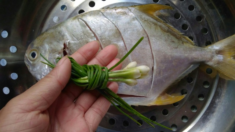 清蒸鱼,打好葱结，放入鱼肚子里。