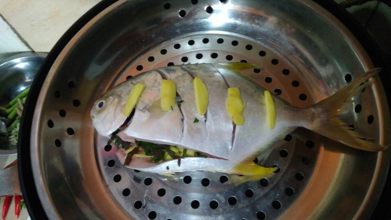 清蒸鱼,水开后放入鱼，盖上锅盖，蒸8分钟。