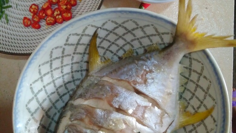 清蒸鱼,鱼蒸好以后拿筷子取出除鱼之外的其他材料扔弃不要，将鱼放入干净的盘子。
