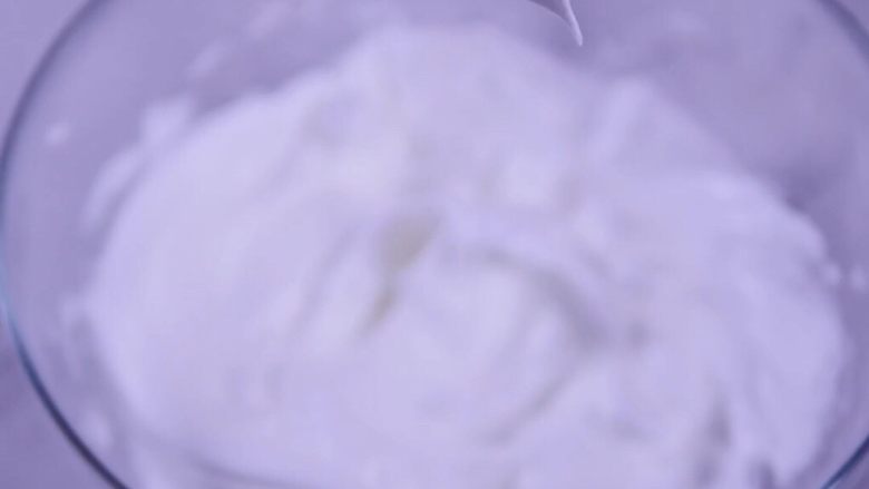 舒芙蕾小松饼
,打发至9成发时，加入淀粉，把盆边的蛋白霜刮入盆中间，再打几圈，提起有一个小尖尖就可以了