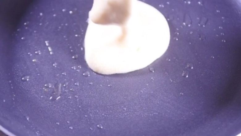 舒芙蕾小松饼
,平底锅刷一层油，倒入一勺蛋糊，如果想做厚一点的可以多放一勺蛋糊。表面煎至金黄翻面