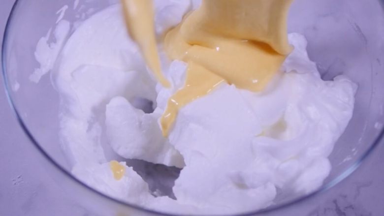 舒芙蕾小松饼
,把混合好的蛋黄糊倒回蛋白霜中
