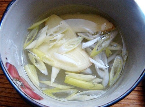 京酱肉丝卷,葱切片，姜切丝，加水，制成葱姜水