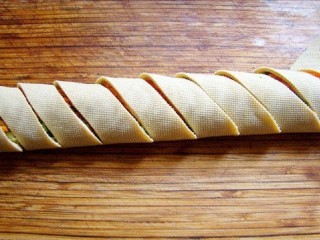 京酱肉丝卷,卷起并斜刀切成块，并摆盘