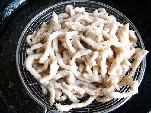 京酱肉丝卷, 起锅热油，3成熟时，下入肉丝炸至如图状态，并捞出控油