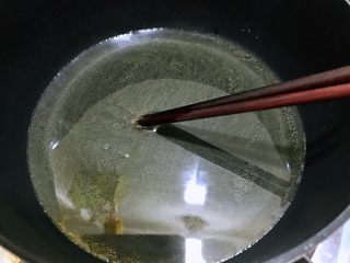 三鲜春卷or蜜豆春卷,奶锅里倒入适量植物油