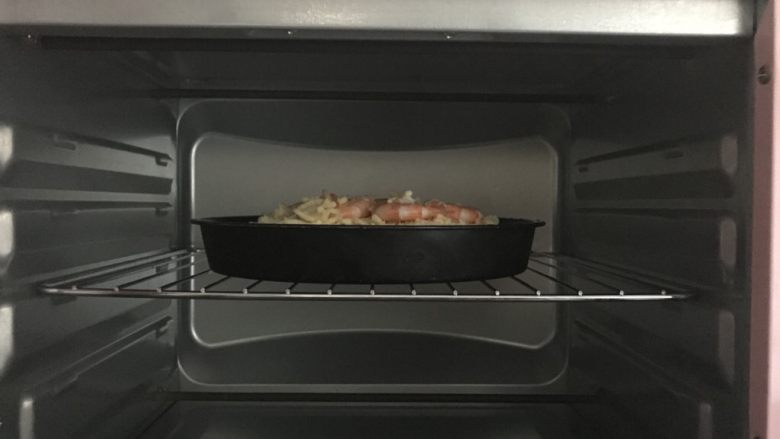 简单到爆的玉米虾仁披萨,海氏烤箱提前预热至200度，将披萨坯放入烤箱中层即可。