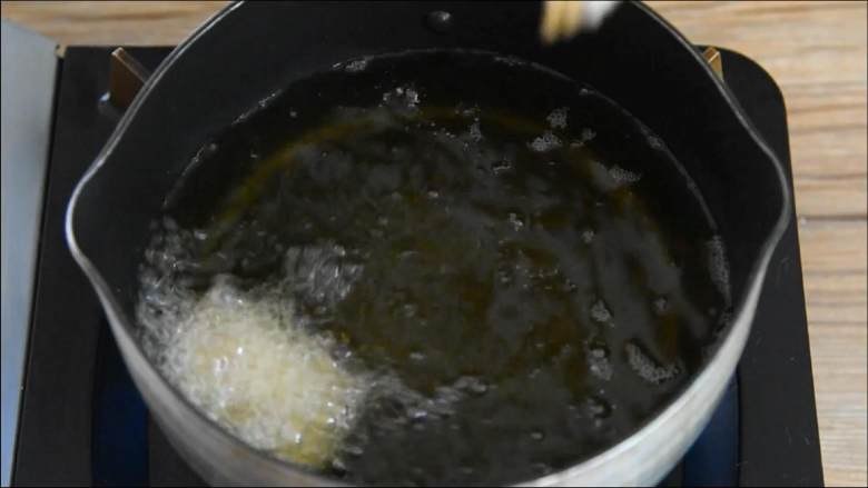 中餐厅苏有朋同款盐酥鸡，了解一下,油温6~7成热炸鸡块（中小火炸约7分钟）。