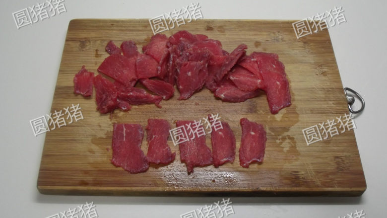 干炒牛河,牛肉逆纹切成薄片。