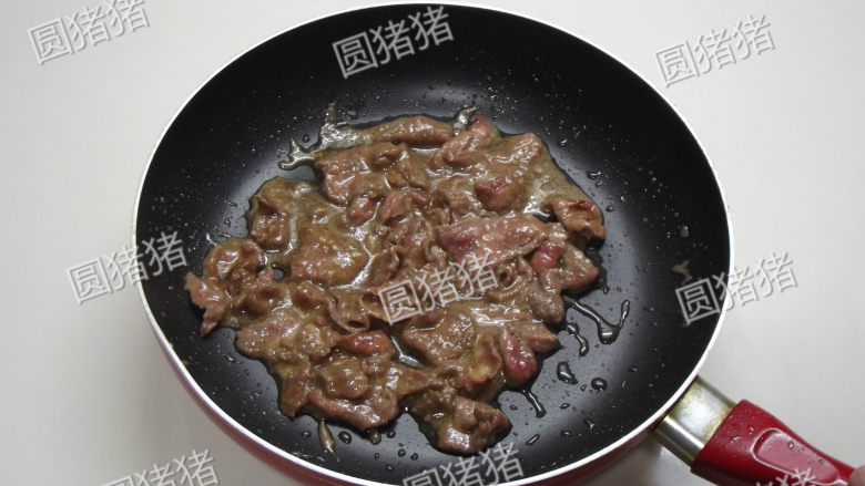 干炒牛河,炒锅烧热，放一大匙油放入牛肉片滑炒至变色盛出备用。