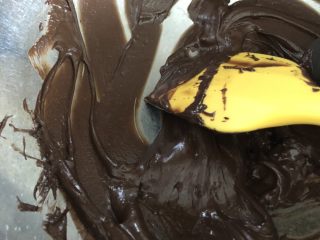巧克力玉米脆片,将巧克力融化后，快速搅拌