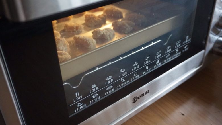 孜然鸡米花,放入已经预热好的190度烤箱中下层烘烤20分钟左右。
