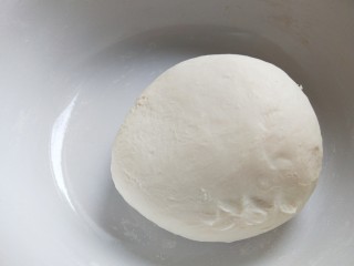 新文美食  千层饼,高劲面粉1500克，加入适量温水合成面团在分成四份。