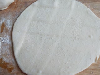 新文美食  千层饼,擀成面皮放入适量盐刷均匀一层食用油。