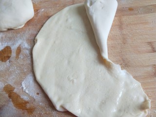 新文美食  千层饼,用手撕开一道缝，在从一头折叠。
