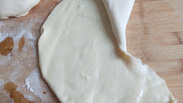 新文美食  千层饼,用手撕开一道缝，在从一头折叠。