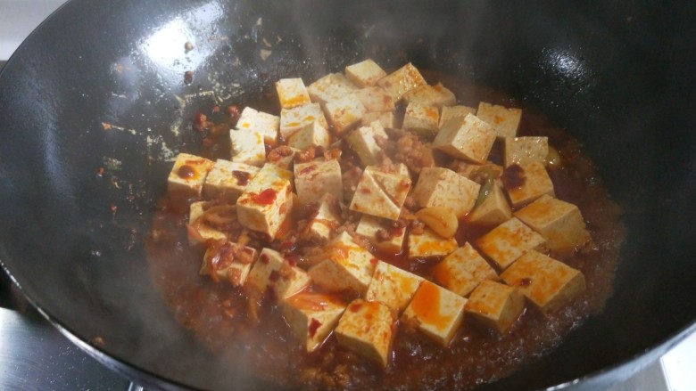 新文美食  肉末红油豆腐,倒入豆腐翻炒均匀。
