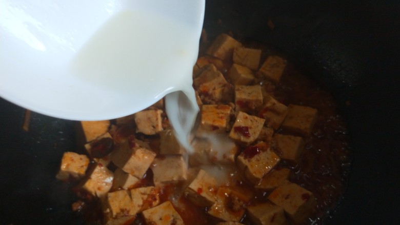 新文美食  肉末红油豆腐,把调好的倒入锅炒均匀即可。