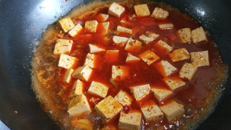 新文美食  肉末红油豆腐,倒入适量猪骨汤。