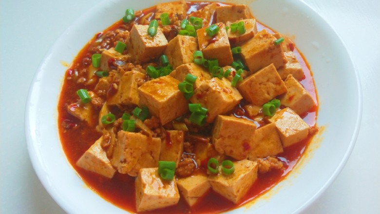 新文美食  肉末红油豆腐,撒上香葱即可食用。