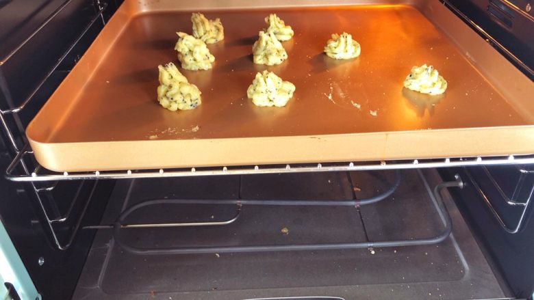 宝宝辅食10M➕：芝麻土豆塔,在烤盘上挤出花型
