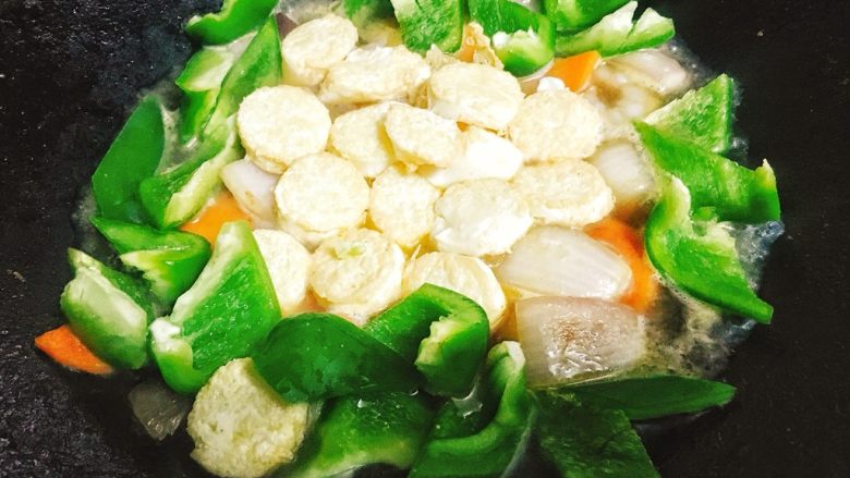 日本豆腐什蔬炒虾仁,加入豆腐和青椒，倒入清水，微微没到豆腐即可。
盖上锅盖，中火焖5分钟。