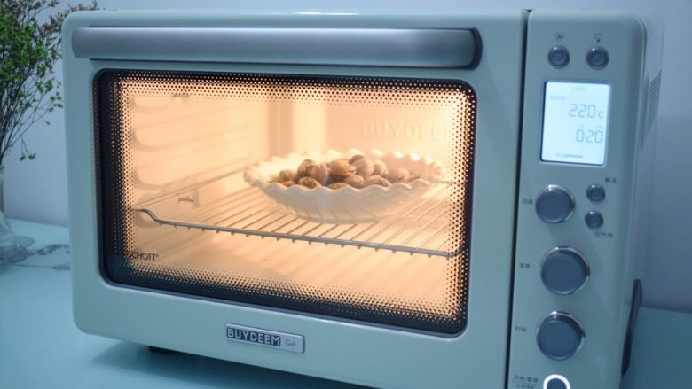 烤花蛤,把花蛤放入预热好的北鼎烤箱，选择烹饪烤220度，中层20分钟