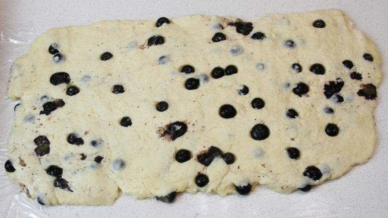 蓝莓司康|超简单,将面团上下都垫保鲜膜，擀成约1cm厚的饼状。
