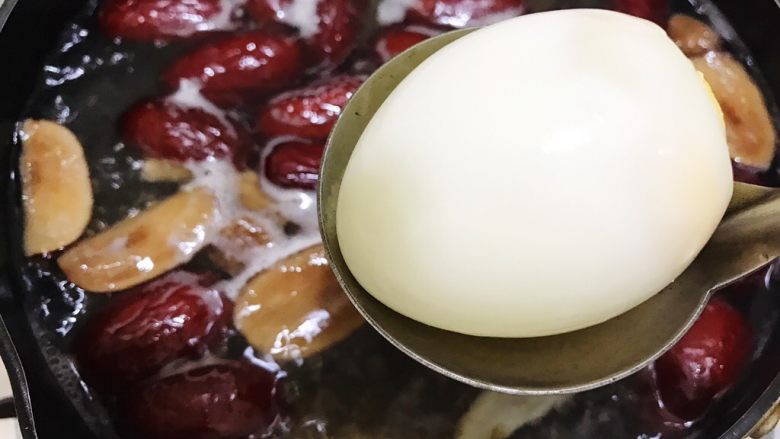 当归红枣桂圆枸杞炖蛋,捞出的鸡蛋剥去外壳，用刀在蛋身划几刀，再次放入锅里