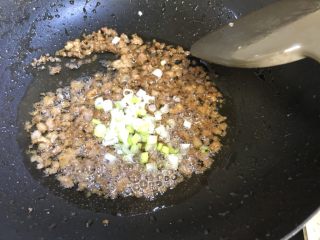 豌豆杂酱面,加入大葱