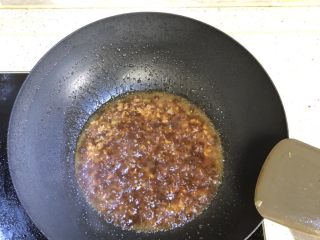 豌豆杂酱面,加少量的水烧一下杂酱