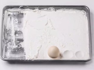 松露巧克力棉花糖,用圆形模子（鸡蛋）将玉米淀粉刻出一个个圆形备用。