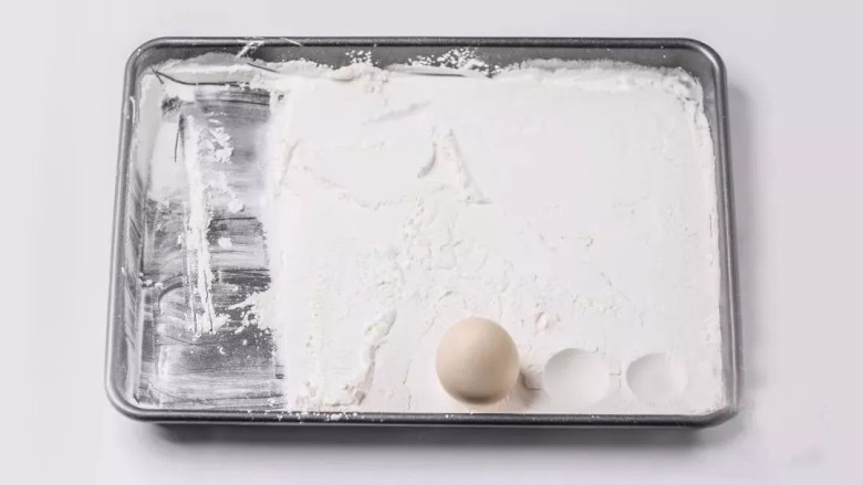 松露巧克力棉花糖,用圆形模子（鸡蛋）将玉米淀粉刻出一个个圆形备用。