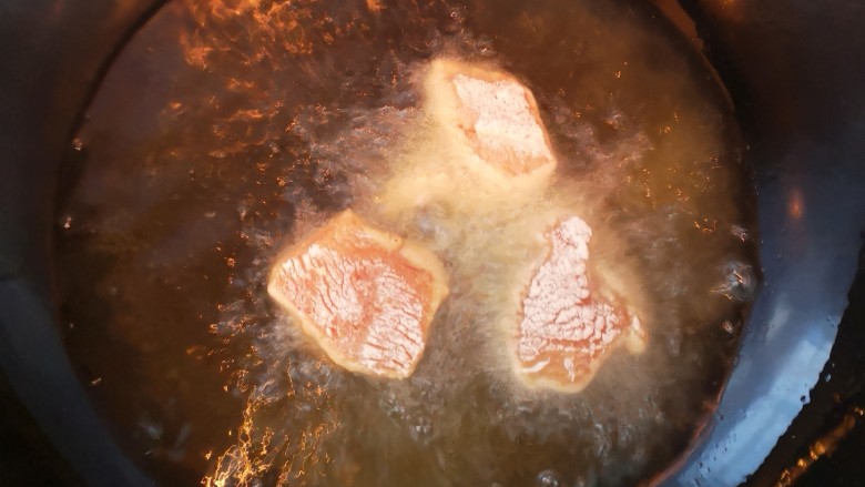 香炸鸡块,油锅烧至七层热将鸡块放入锅中炸制