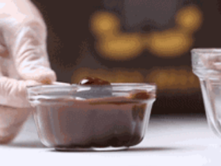 松露巧克力棉花糖,黑巧克力币隔热水融化，冷却后，用牙签叉住棉花糖沾裹上巧克力融液。