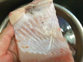 福州红糟鱼,用手刮掉鱼肚里面的黑膜