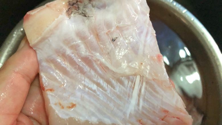 福州红糟鱼,用手刮掉鱼肚里面的黑膜