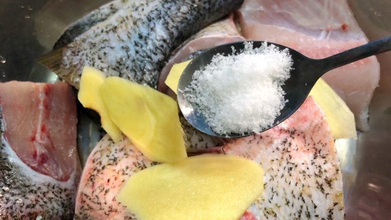 福州红糟鱼,放入2g盐，用手抓均匀，腌制1个小时
